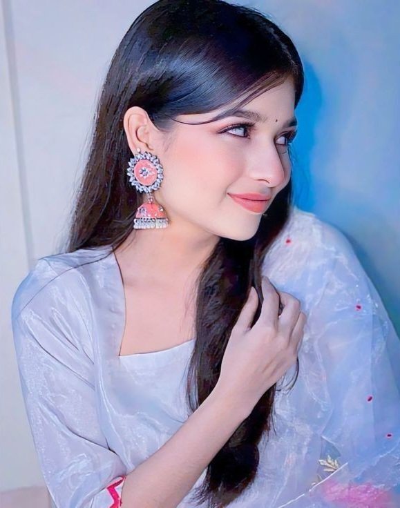 single cute girl pic single cute girl pic